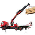 Caminhão com guindaste levantando palete