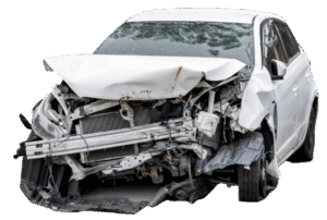 Carro branco amassado e danificado.