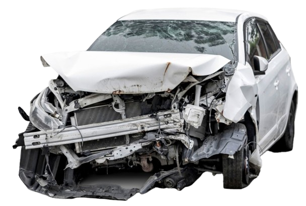 Carro branco amassado e danificado.